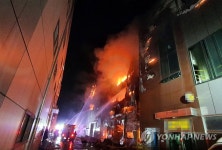 인천 싱크대 공장서 불…3시간 넘게 진화 중