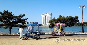 경포호수에서 봄 즐기는 행락객