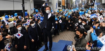 명동에서 지지자에게 인사하는 이재명 대선후보