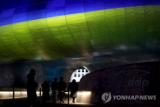 파랑·노랑으로 물든 동대문디자인플라자