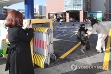 첫 등교하는 초등학교 1학년