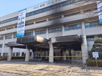 토지수용에 불만…군포시청 현관에 방화한 70대 체포