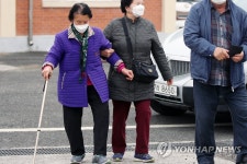 [사전투표] 불편한 몸 이끌고 한 표