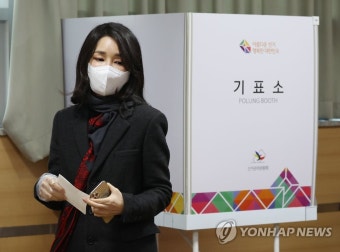 [사전투표] 투표하는 김건희씨