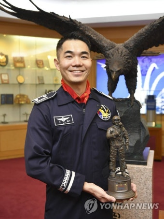 2021 공군 최우수 조종사에 방주원 소령