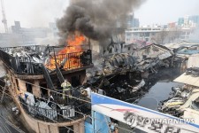 성동구 자동차 공업사 화재로 8명 대피…주변 검은 연기(종합)