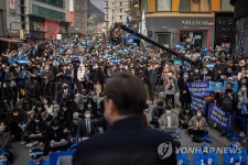 이재명 유세 지켜보는 춘천 시민들