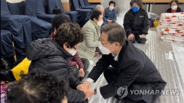 산불 이재민 위로하는 이재명 대선 후보