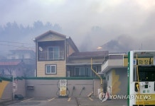산불로 위협받는 동해시 주유소