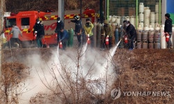 가스충전소 앞 산불…급박한 진화