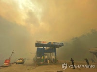 가스충전소로 다가오는 불길