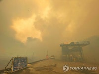 가스충전소로 다가오는 불길