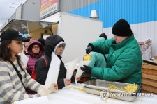 배식받는 피란민들