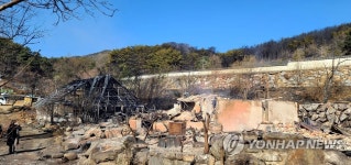 폭격 맞은 듯 부서진 동해 승지골 음식점 건물