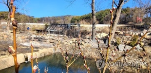 폭격 맞은 듯 부서진 동해 승지골 음식점 건물