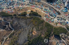 마을 지척까지 덮친 산불의 흔적