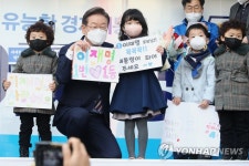 어린이와 기념촬영하는 이재명 대선후보