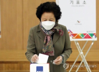 [투표현장] 노무현 전 대통령 부인 권양숙 여사 투표…가벼운 웃음 인사