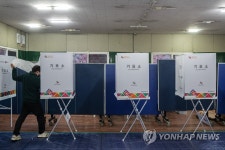접경지 탁구장에 마련된 투표소