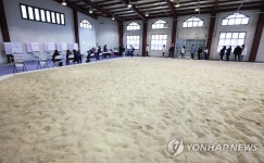 씨름장에서 투표하는 유권자들
