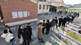 뜨거운 투표 열기…길게 줄지어 선 유권자들