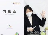 투표하는 김혜경 씨