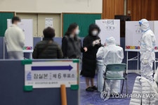 코로나19 확진·격리 유권자 투표 시작