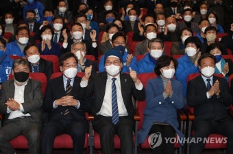출구조사 결과 지켜보며 환호하는 민주당
