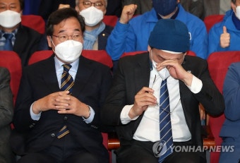 출구조사 발표 지켜보며 눈물 닦는 송영길