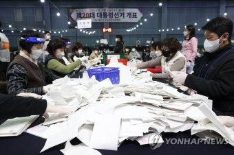 [개표현장] 초접전 긴장 속 개표작업 시작…곳곳에서 소동