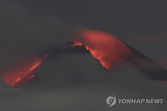 인니 므라피 화산, 또 화산재 분출…용암 흘러 주민들 대피