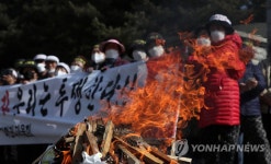 철원 민통선 주민들, 출입증 불태우며 초소 철거·이전 촉구