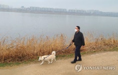 반려견과 함께 한강공원 산책하는 윤석열 당선인