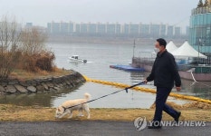 반려견과 함께 한강공원 산책하는 윤석열 당선인