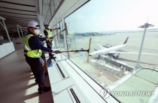 인천국제공항 전망대 청소 작업
