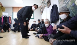 산불피해 이재민과 간담회 후 인사하는 윤석열