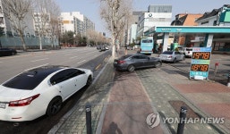 셀프주유소로 몰리는 차량