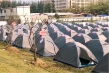 귀가했다간 못나올라 선전 도시봉쇄에 배달노동자들 텐트 야영