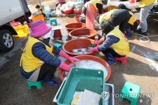 [동해안 산불] ③ 밥 짓고 청소하고…진화대원 뒷받침한 자원봉사자(끝)