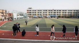 학교 운동장에 설치된 이동형 PCR 검사소