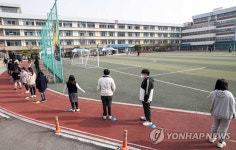 학교 운동장서 PCR검사 기다리는 학생들