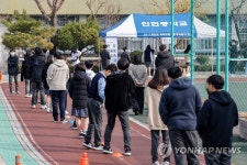 이동형 PCR검사소 설치된 학교