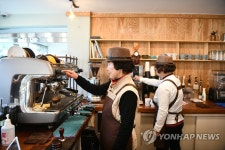 마트에 실버카페 생긴다…정부-기업 시니어지원사업 협업