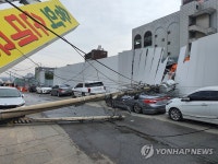 원주 우산동서 전신주 넘어져 상가·주택 등 75곳 정전