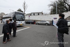 인수위 버스 막아서는 삼각지역 주민들