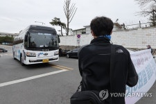 인수위 버스 막아서는 삼각지역 주민들