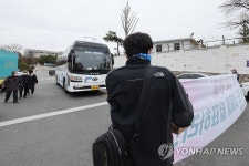 국방부 향하는 인수위 버스 막아선 삼각지역 주민들
