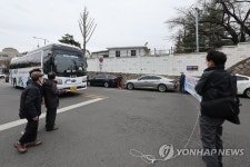 국방부 향하는 인수위 버스 막아선 삼각지역 주민들