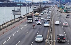 강변북로에 말이 달려와요!