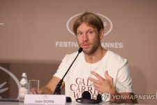 [우크라 침공] 러 반전 가수·배우 방송퇴출…